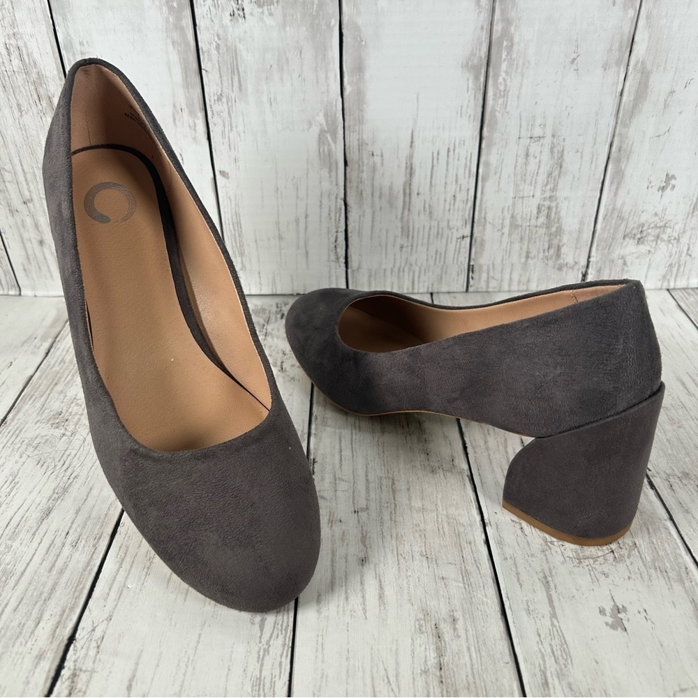 Journee Collection Saarii Suede Grey Round Toe Sculptured Block Heel Pump 9 NEW